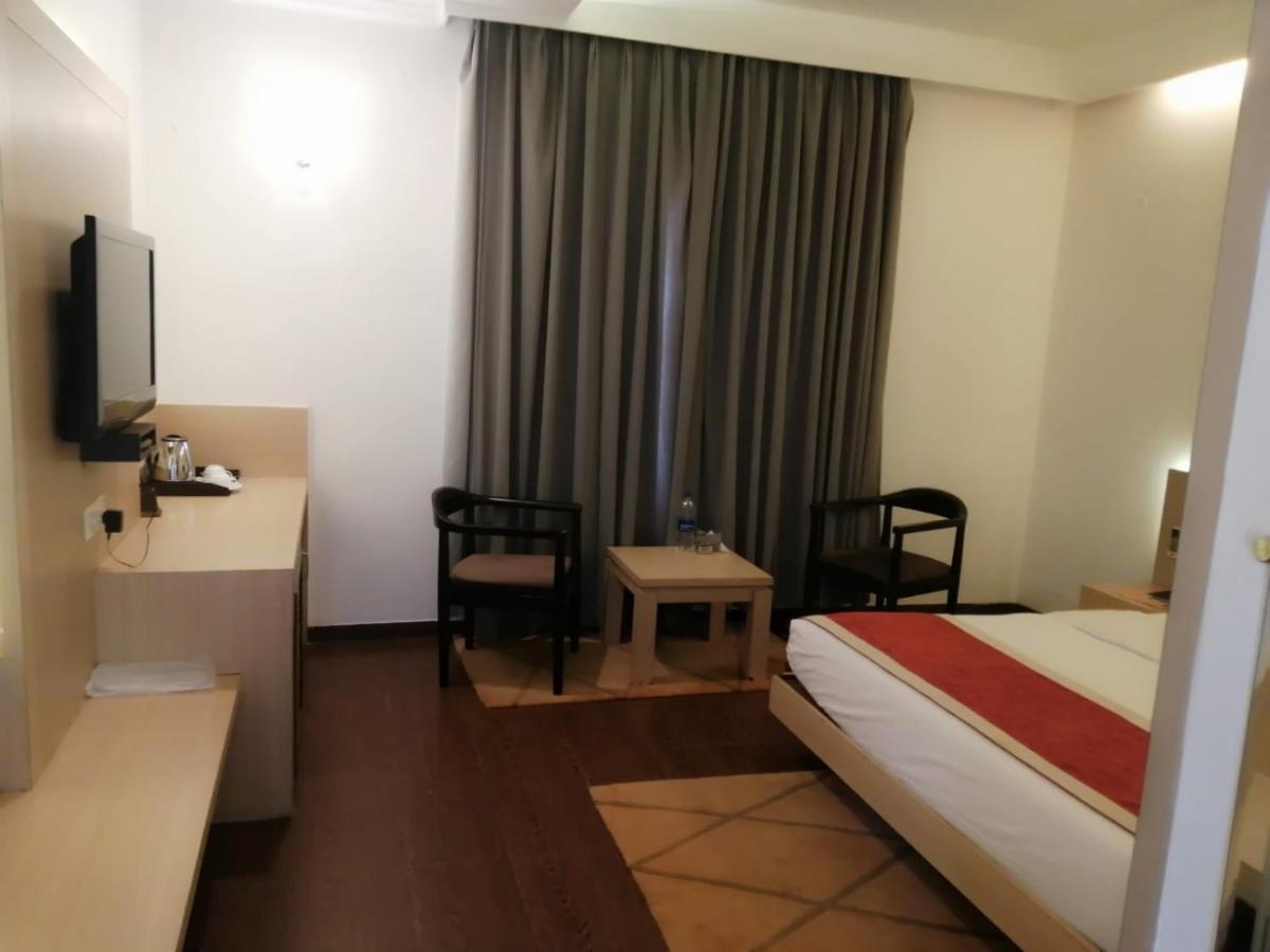 Kingston Resort Канпур Екстериор снимка